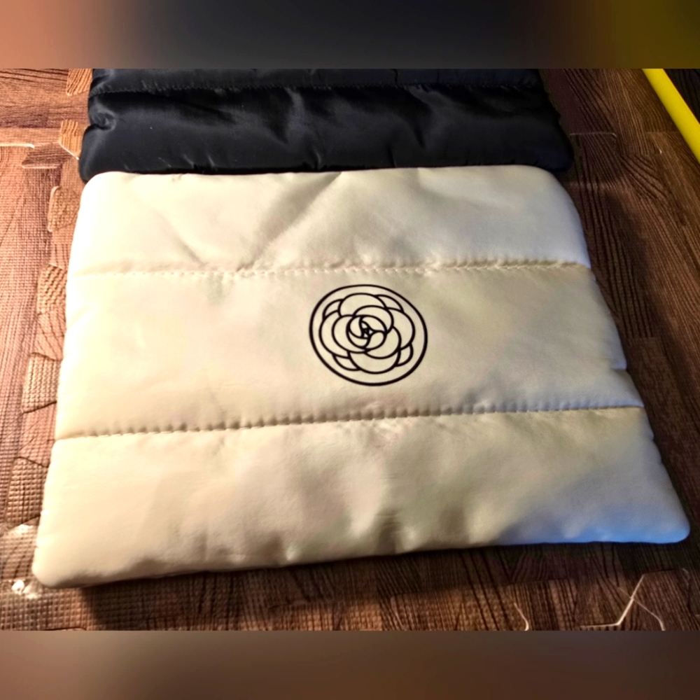 NEW 🧜♀️ White CAMELIA ROSE Puffy Zipper Pouch 12"x9" Wipes Clean Inside & Out